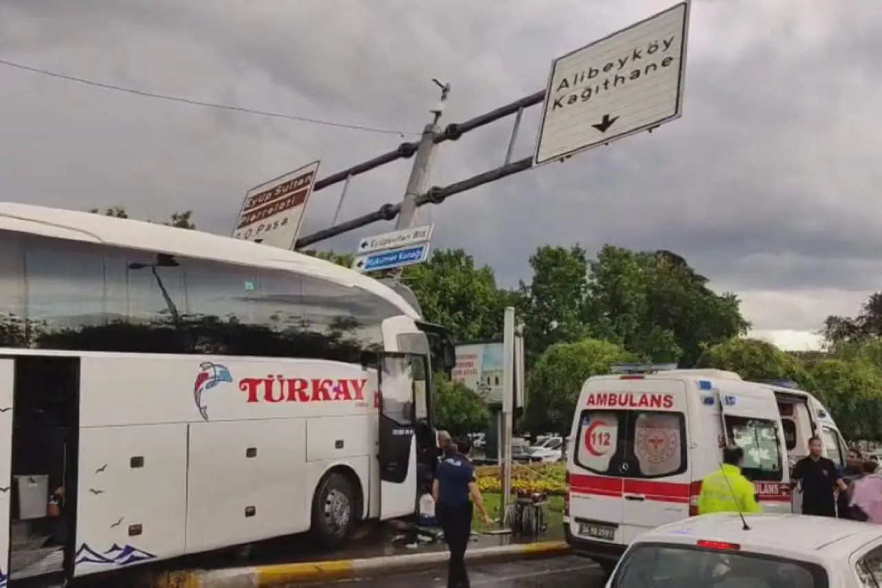 Eyüpsultan'da yolcu otobüsü otomobile çarptı: 2'si ağır 6 yaralı