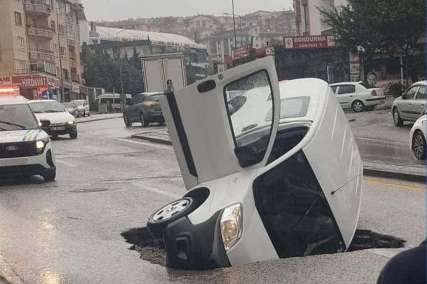 Ankara’da bir otomobil sağanak nedeniyle çöken yola düştü