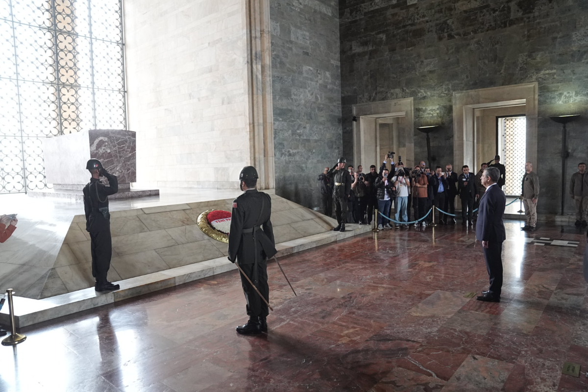 Özgür Özel, Anıtkabir’i ziyaret etti: 'Emanetiniz olan Cumhuriyet çoklu krizlerle karşı karşıyadır'