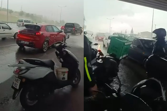 Sağanağa yakalanan motokuryeler köprü altına sığındı