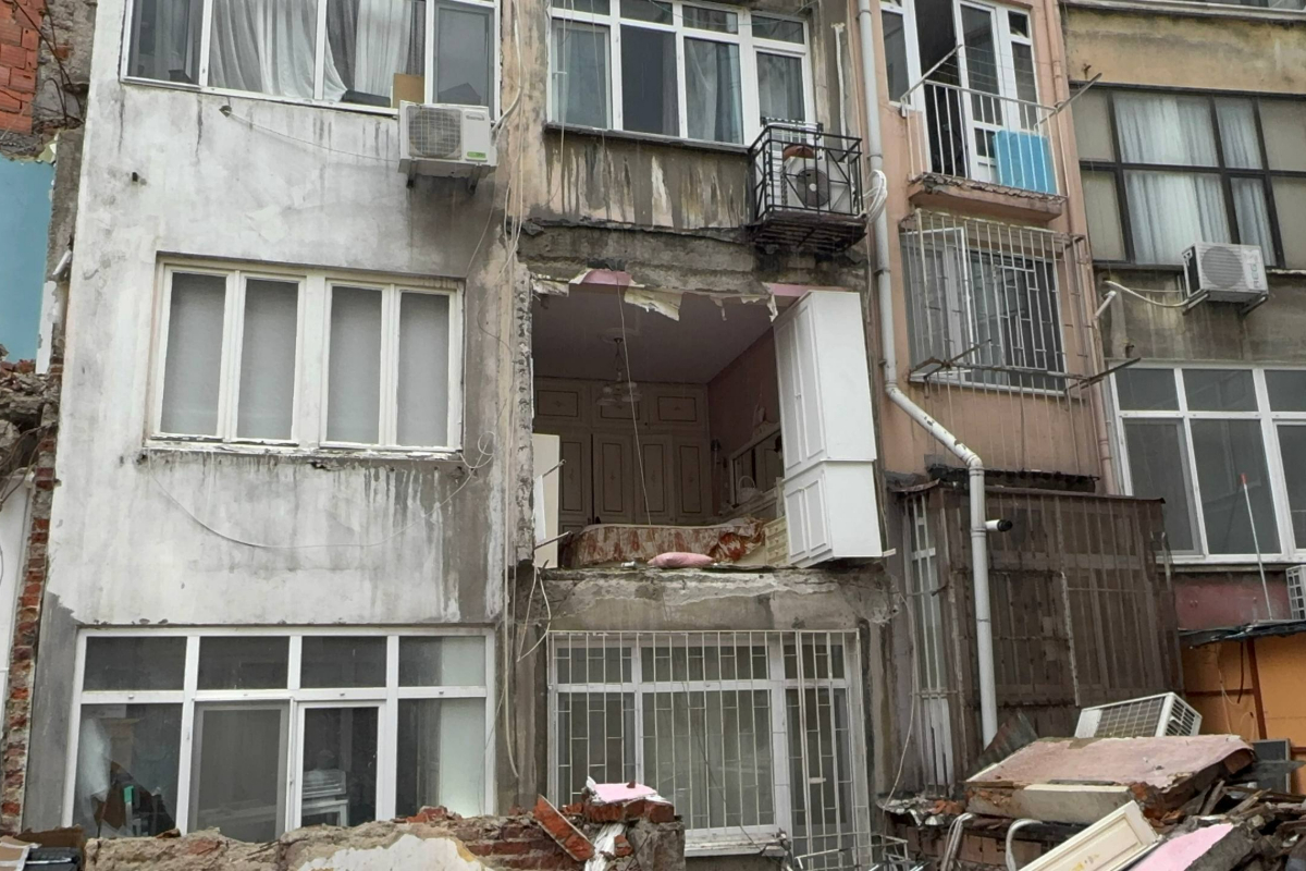 Şişli'de bir dairenin duvarı yıkıldı