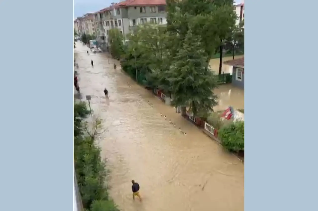Kastamonu'da sağanak: Devrekani Çayı taştı, ev ve iş yerlerini su bastı
