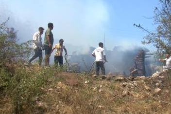 Antalya'nın Sakızalanı Yaylası'nda yangın: 3 ev ile 2 ambar küle döndü