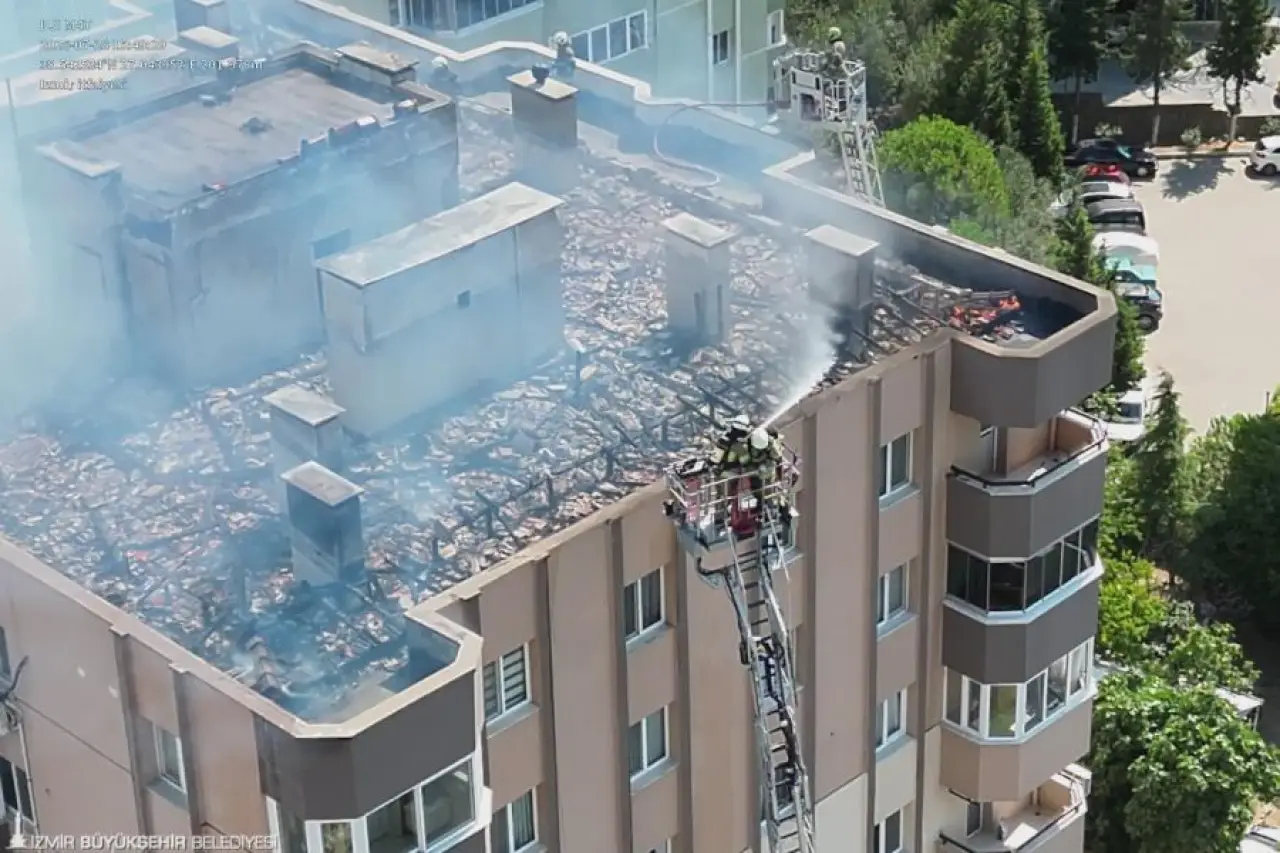 İzmir'de çatı yangınında mahsur kalan 3 işçi kurtarıldı