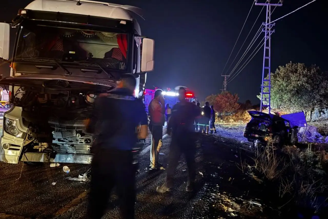Mardin'de otomobil ile kamyon çarpıştı: Kazada 3 kişi hayatını kaybetti, 5 kişi yaralandı