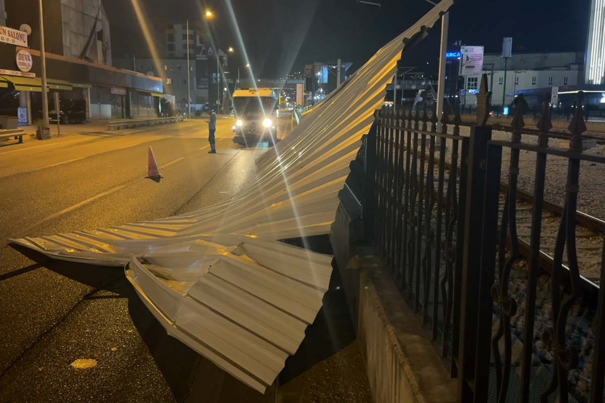 Bursa’da kuvvetli rüzgar etkili oldu: İş yerinin çatısı uçtu