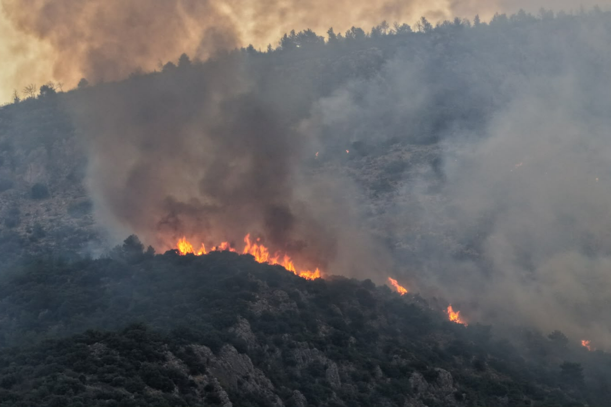 Antalya Kaş'taki orman yangını ikinci gününde: Havadan ve karadan müdahale sürüyor