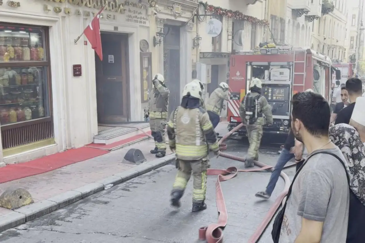 Taksim'de alışveriş merkezindeki lokantada yangın