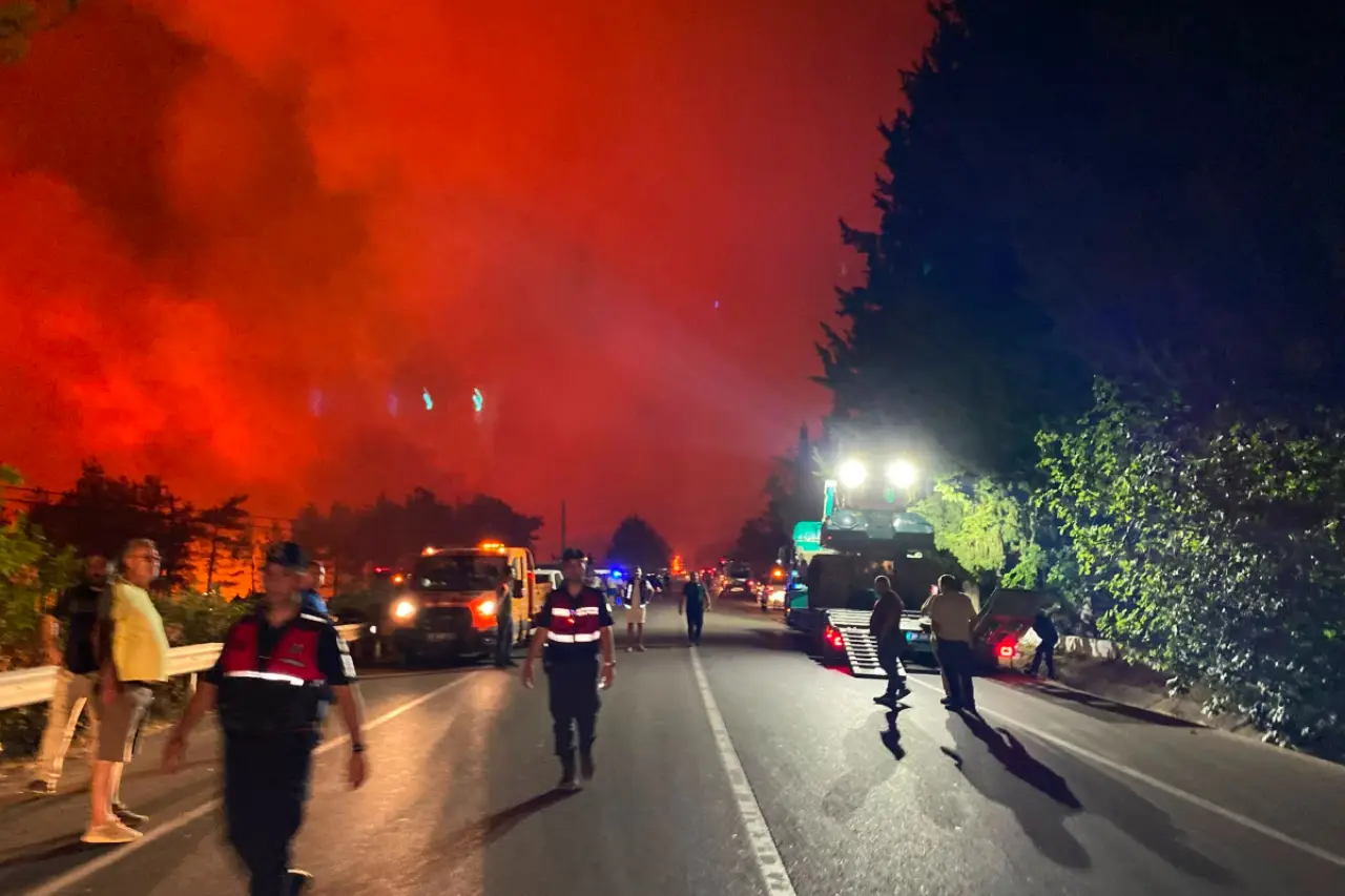 Muğla Fethiye'de orman yangını: Alevlere havadan ve karadan müdahale sürüyor