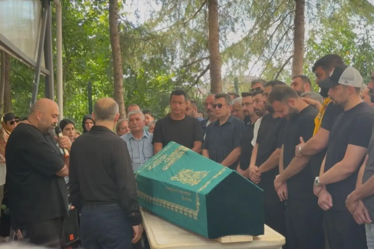 Şef Eren Kaşıkçı son yolculuğuna uğurlandı