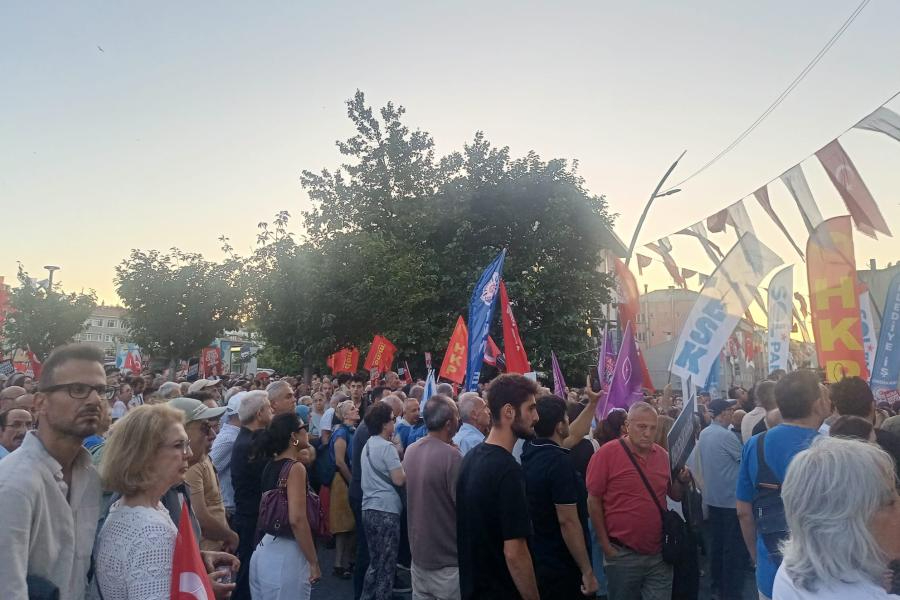 Üsküdar'da Sinem Dedetaş'a destek yürüyüşü: "Aklım ve kalbim Üsküdar'ın sokaklarında"