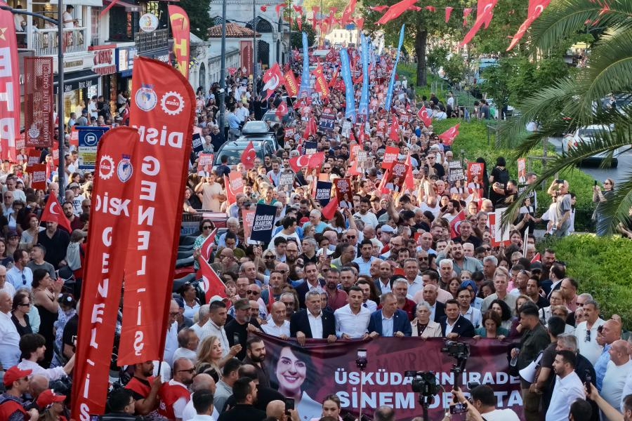Üsküdar'da Sinem Dedetaş'a destek yürüyüşü: "Aklım ve kalbim Üsküdar'ın sokaklarında"