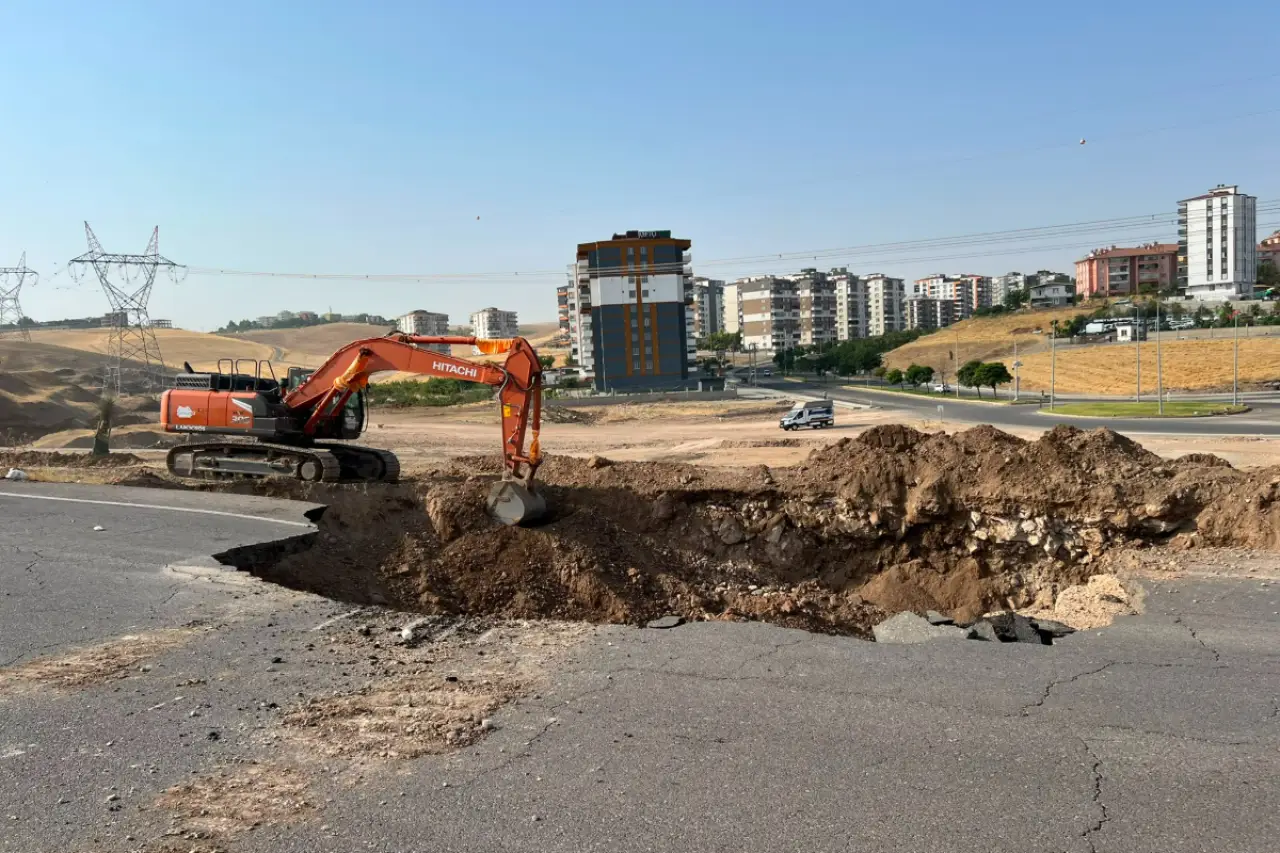 Batman'da ana isale hattında arıza: Çevre yolunda çökme, 6 mahallede su kesintisi