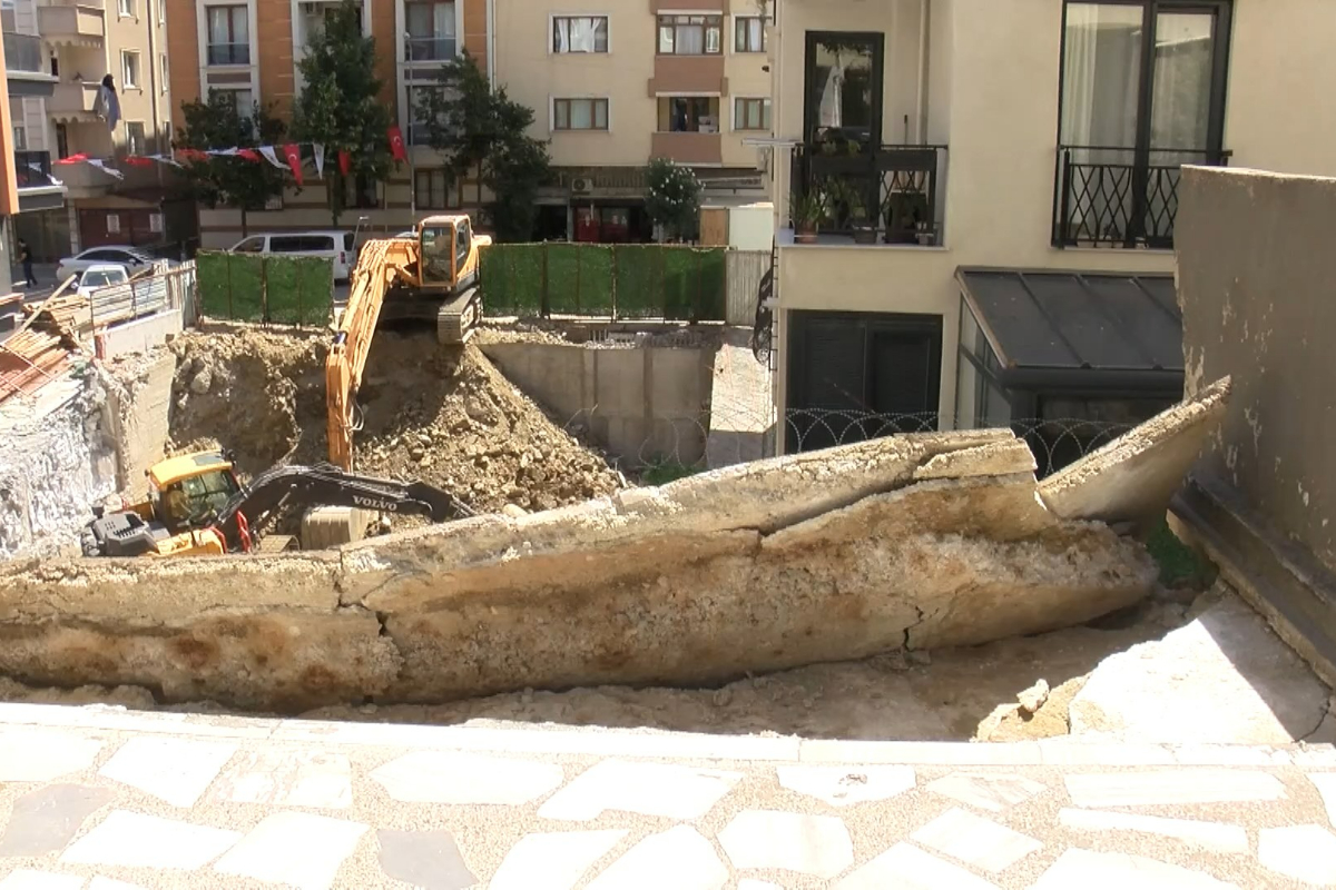 Kağıthane’de iş makinesi yan binanın balkonunu yıktı: “Deprem oluyor zannettik”