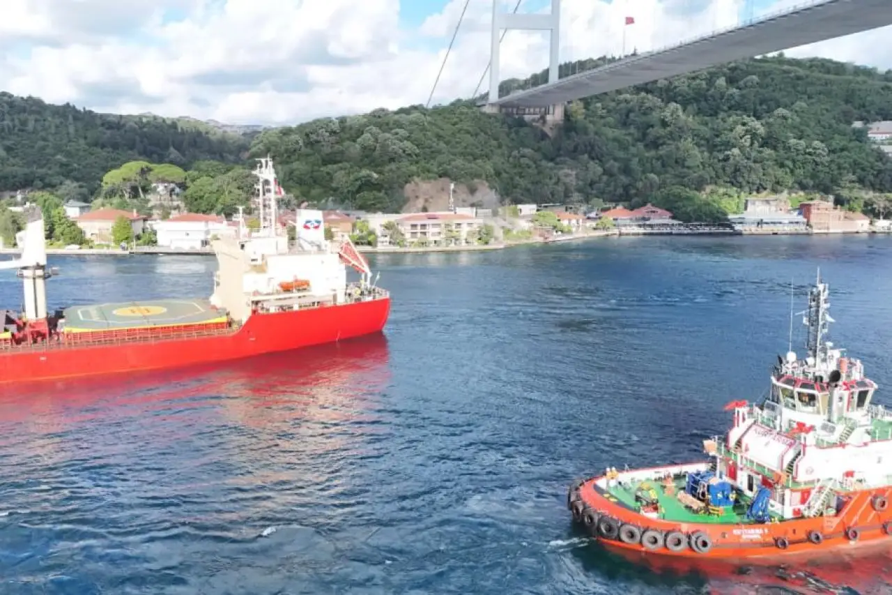 İstanbul Boğazı'nda arızalanan gemi çekildi: Gemi trafiği yeniden açıldı