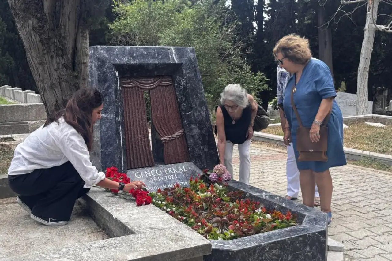 Genco Erkal için hazırlanan anıt mezar, sanatçının ölümünün 2. yılında açıldı