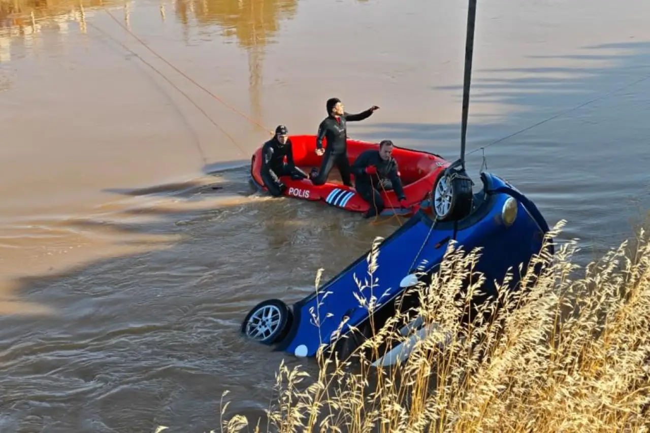 Urfa'da dereye uçan otomobilin sürücüsü kayboldu