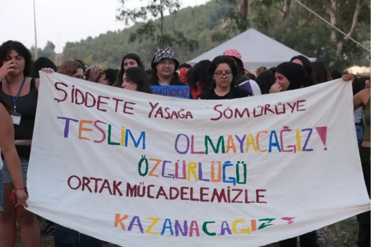 Genç kadınlar hayatı değiştirmek için buluştu