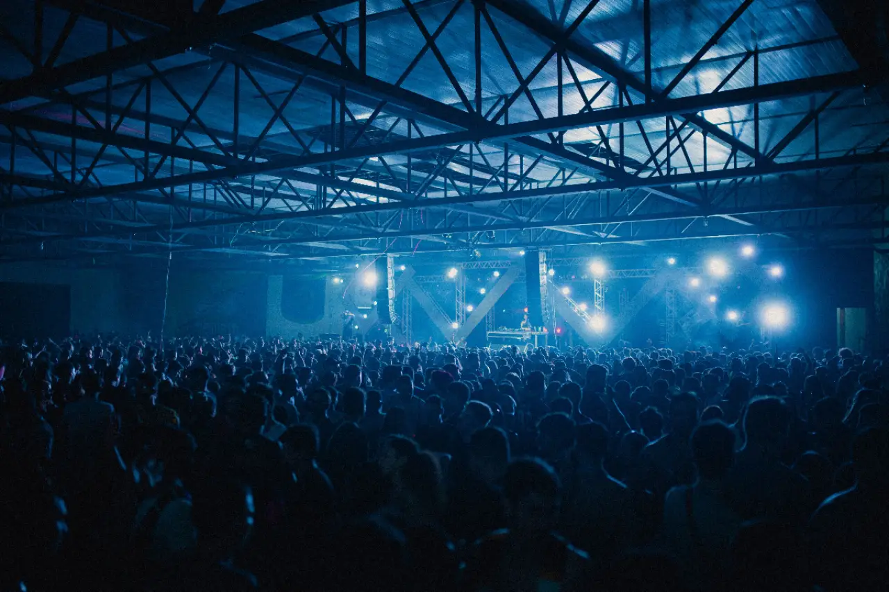 İngiliz müzik grubu Massive Attack'a, konserde Filistin bayrağı açtıkları gerekçesiyle soruşturma