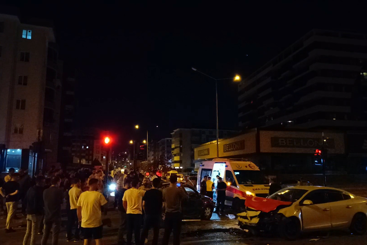 Bursa'da 2 otomobil çarpıştı: 7 kişi yaralandı