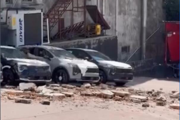 Kağıthane'de duvar otoparka doğru çöktü