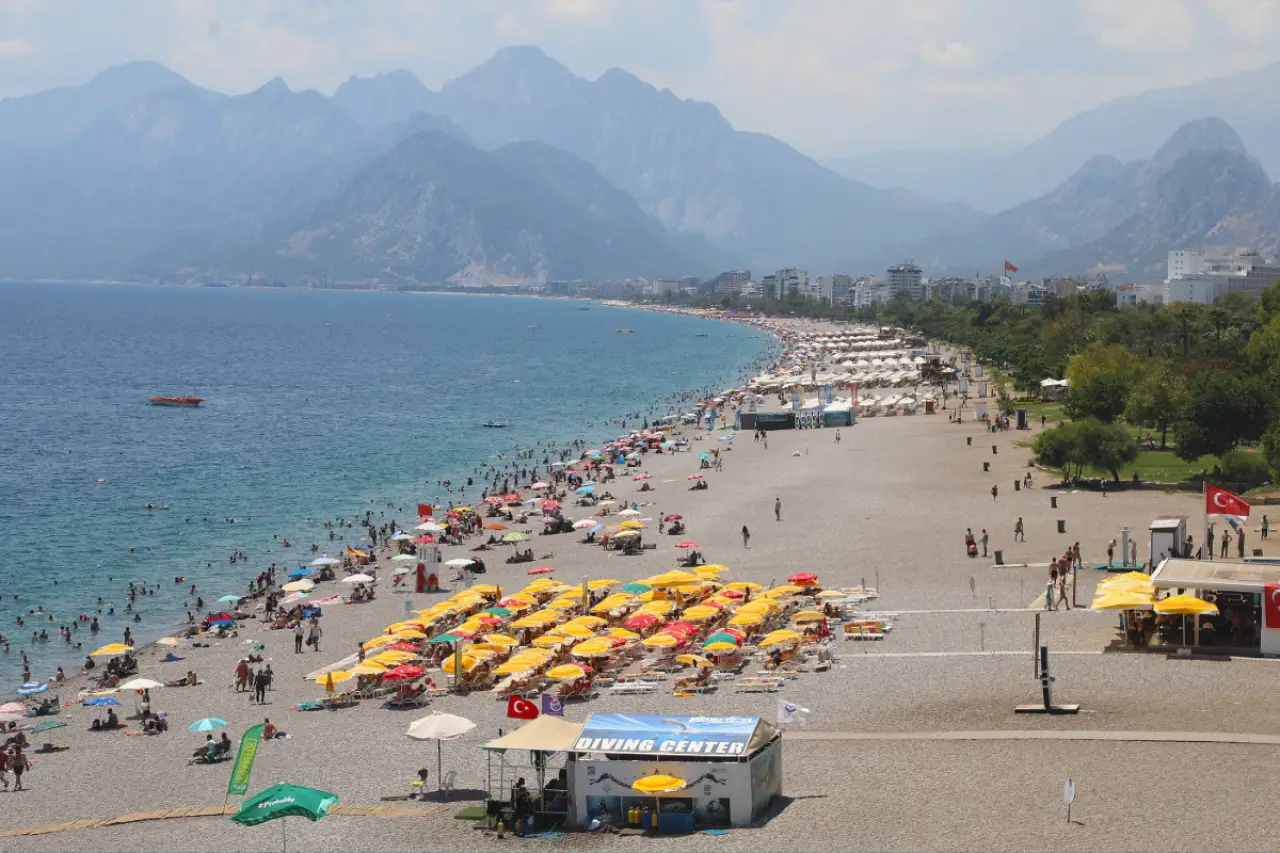 Antalya'da hissedilen sıcaklık 40 dereceyi gördü