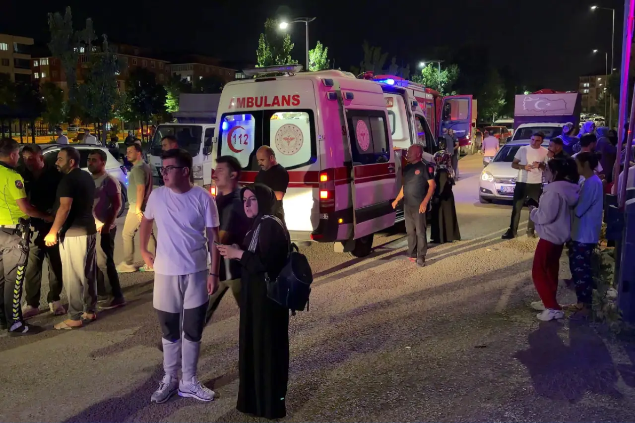 Erzurum'da beş katlı apartmanda yangın: Altı kişi dumandan etkilendi