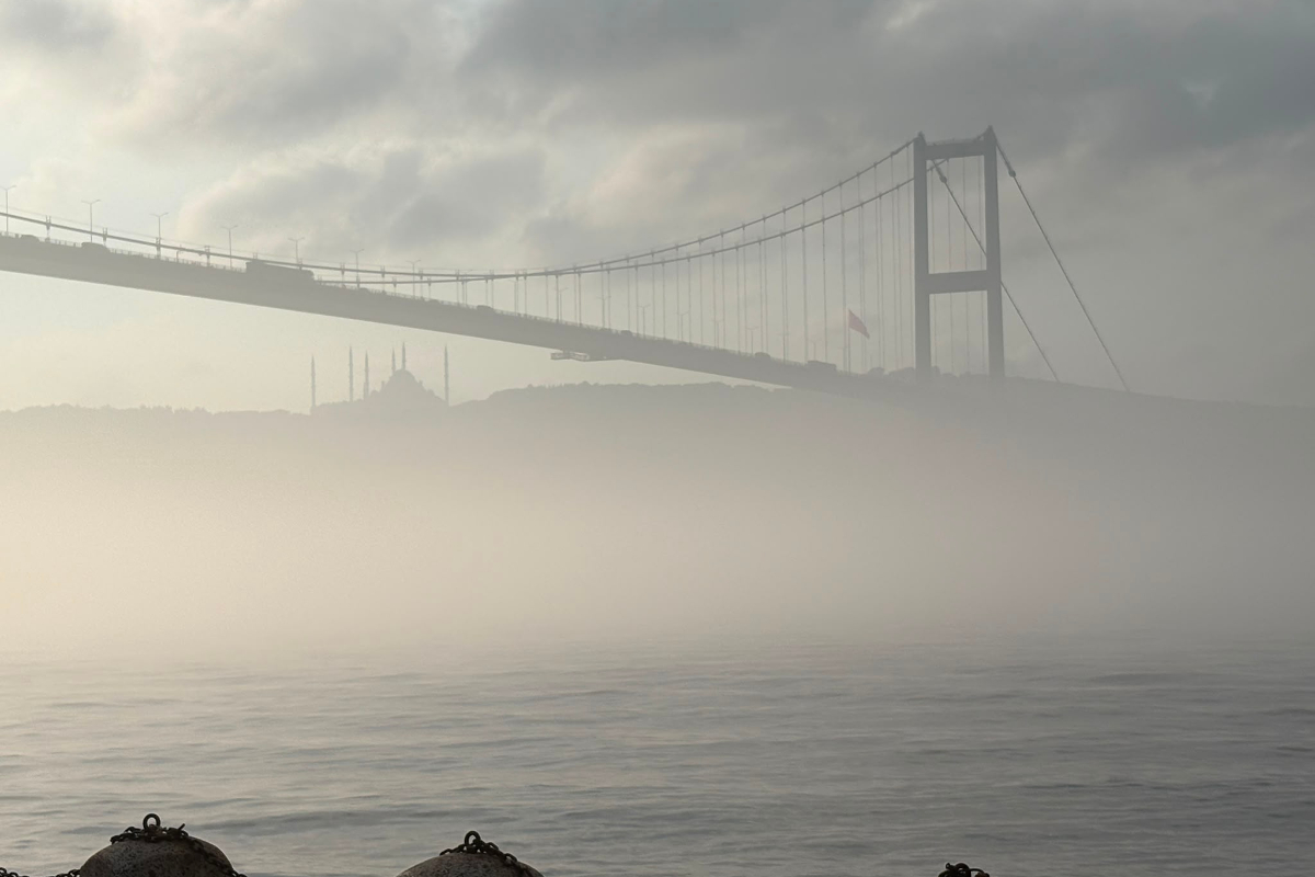 İstanbul Boğazı'nda sis engeli: Gemi geçişleri durduruldu, vapur seferleri iptal edildi