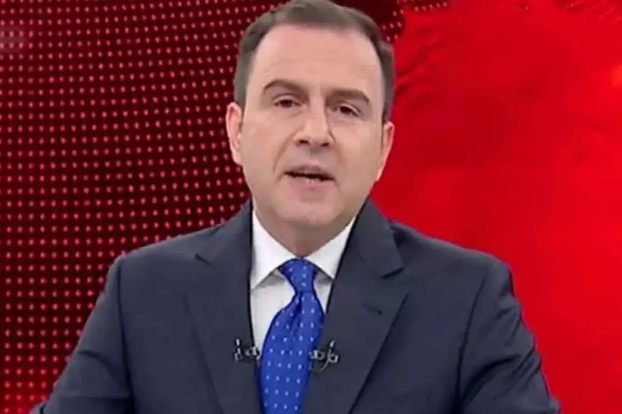NOW Ana Haber Bülteni sunucusu Selçuk Tepeli'den Ozan Gündoğdu'ya bayrak devri