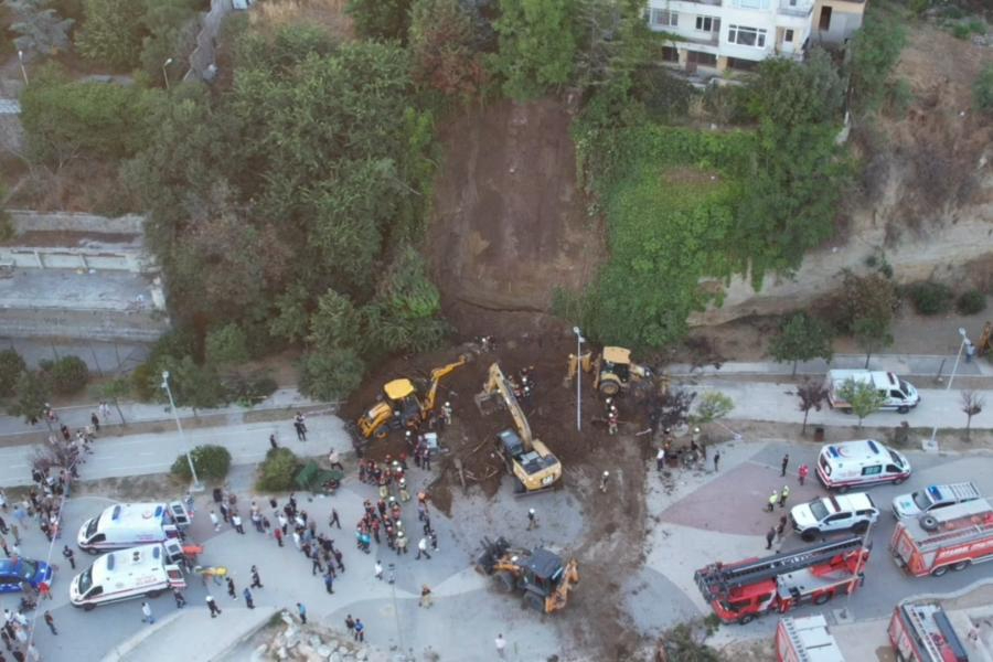 Büyükçekmece'de toprak kayması: Çalışmalarda toprak altında kalan kimsenin olmadığı belirlendi