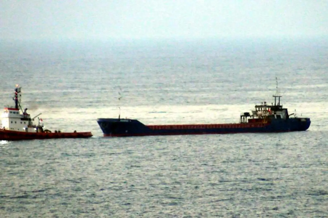 Karadeniz'de vurulan Palau bayraklı kuru yük gemisi Zonguldak'a çekildi