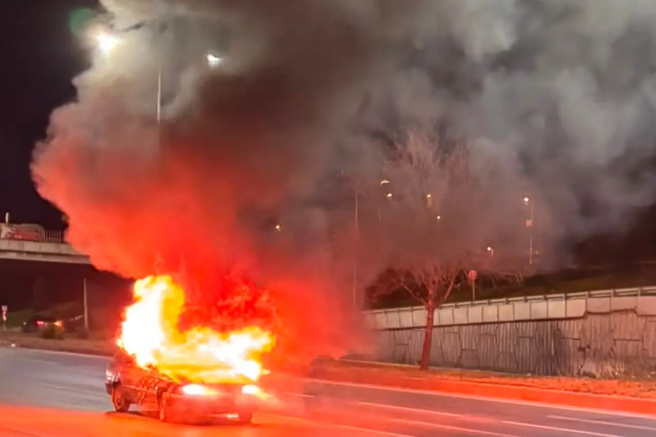 Eskişehir'de seyir halindeki otomobilde yangın: LPG tankı patladı, sürücü yaralandı
