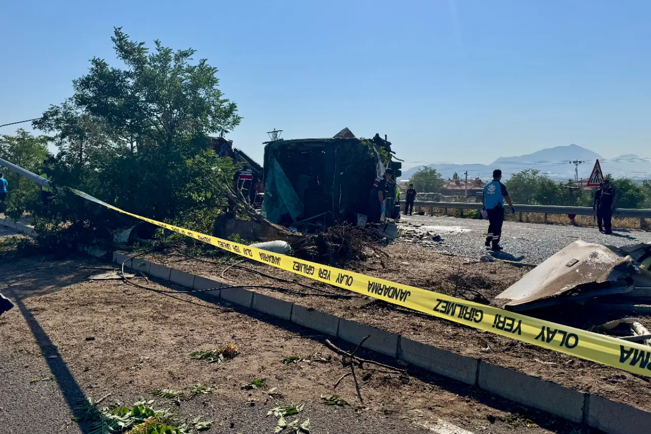 Kayseri'de yolcu otobüsü devrildi: En az 20 kişi yaralandı