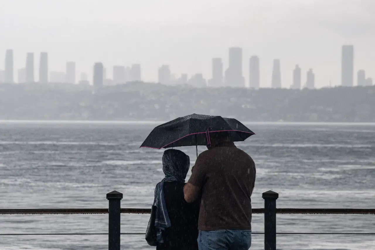 Hava aniden değişiyor: Meteoroloji'den batı için kuvvetli rüzgar, bazı illere sağanak yağış uyarısı