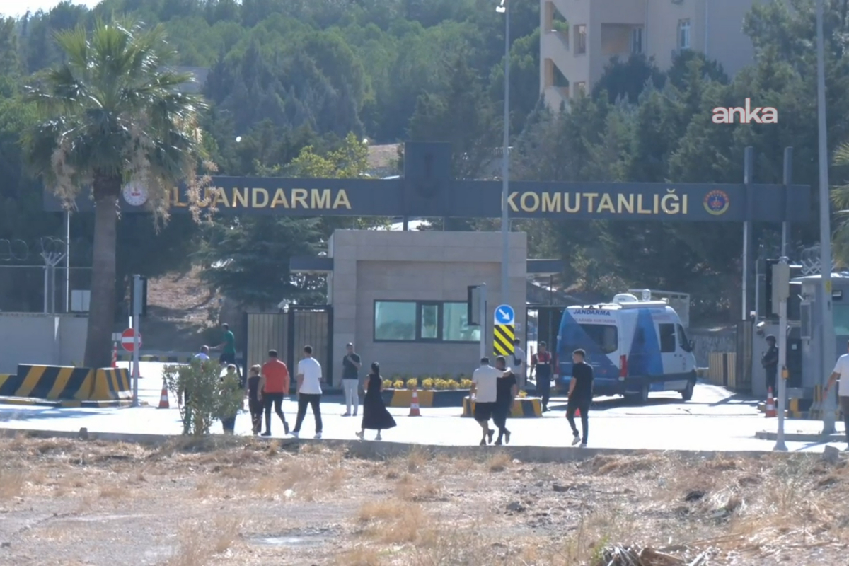 Menderes Belediyesi operasyonunda 13 gözaltı: Ailelerin jandarma önündeki bekleyişi sürüyor