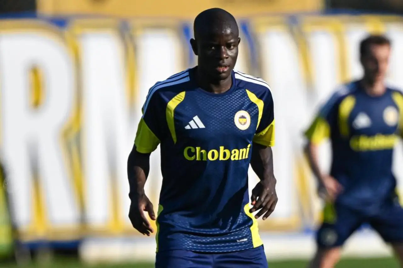Fenerbahçe, UEFA Şampiyonlar Ligi kadrosunda değişikliğe gitti: N'Golo Kanté'yi listeye ekledi