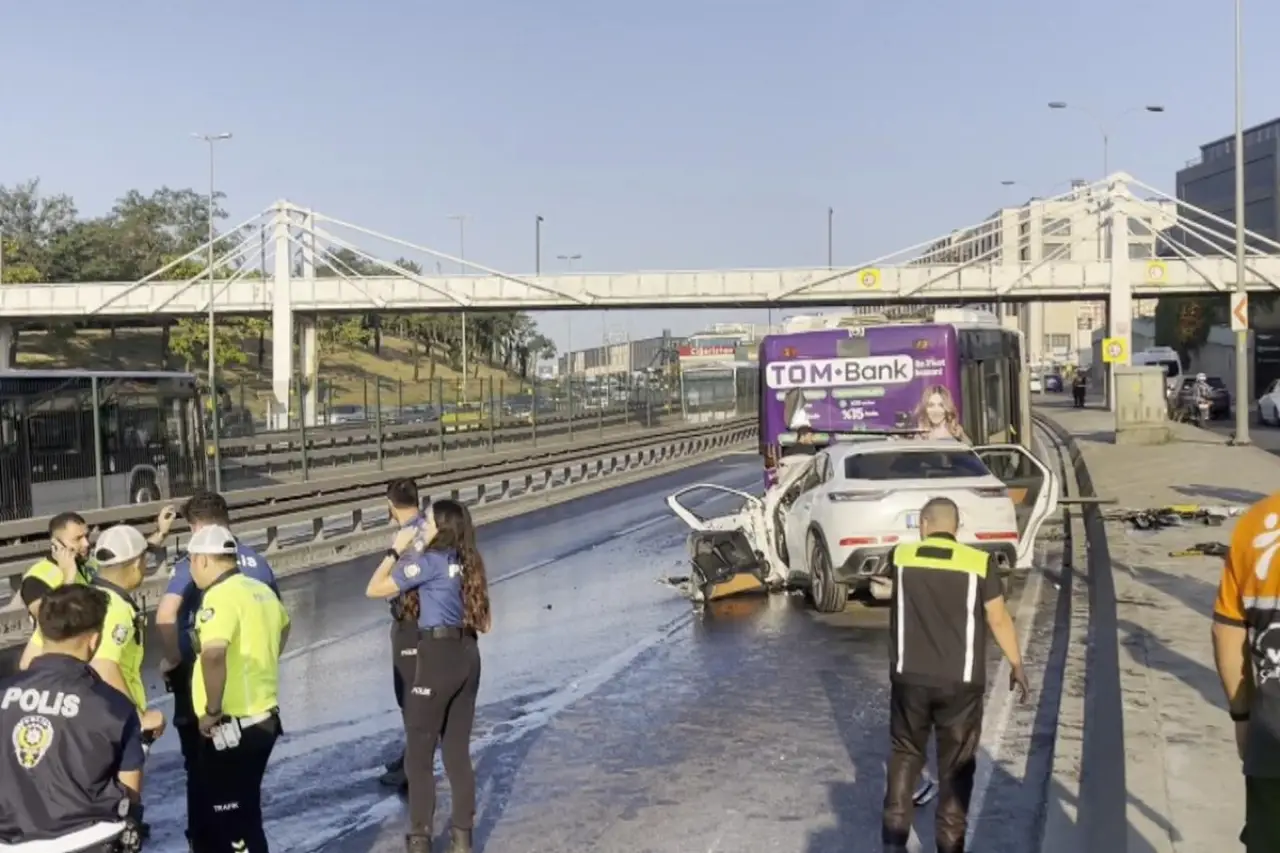 Küçükçekmece'de otomobil İETT otobüsüne çarptı, üç kişi yaşamını yitirdi