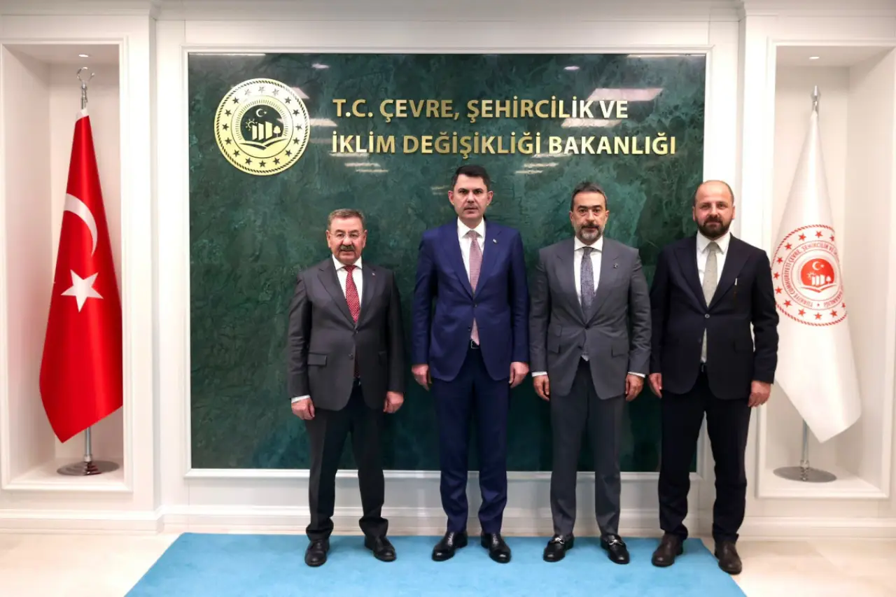 AKP iddialarının ardından dikkat çeken ziyaret: Gölbaşı Belediye Başkanı Odabaşı, Bakan Kurum'la görüştü