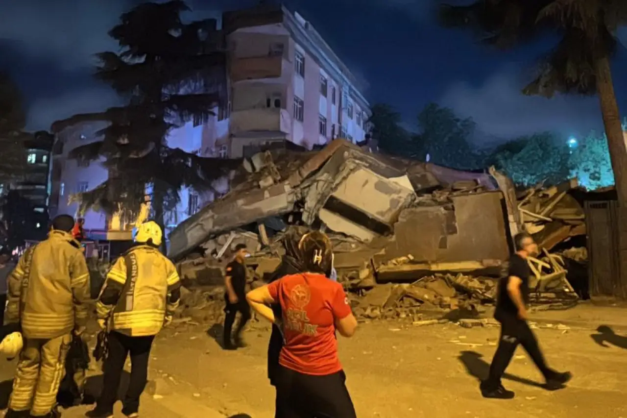 Bahçelievler'de 4 katlı bina çöktü