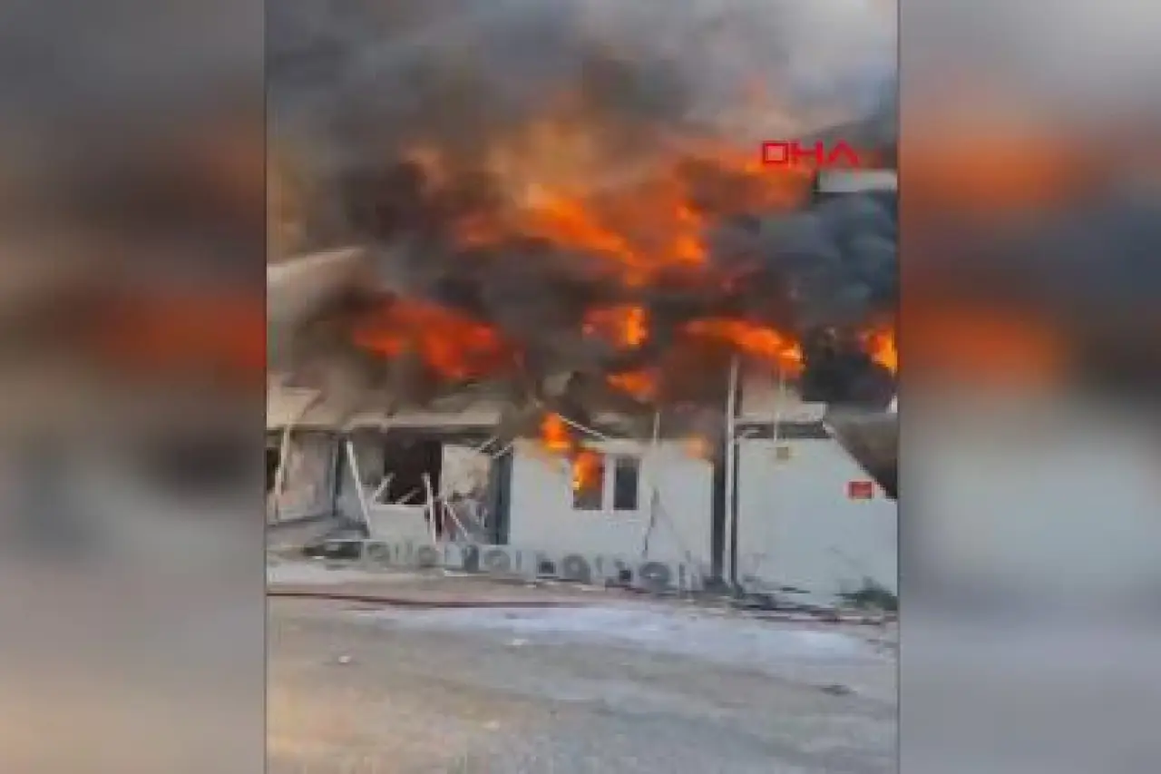 Hatay'da işçilerin kaldığı konteynerler yandı