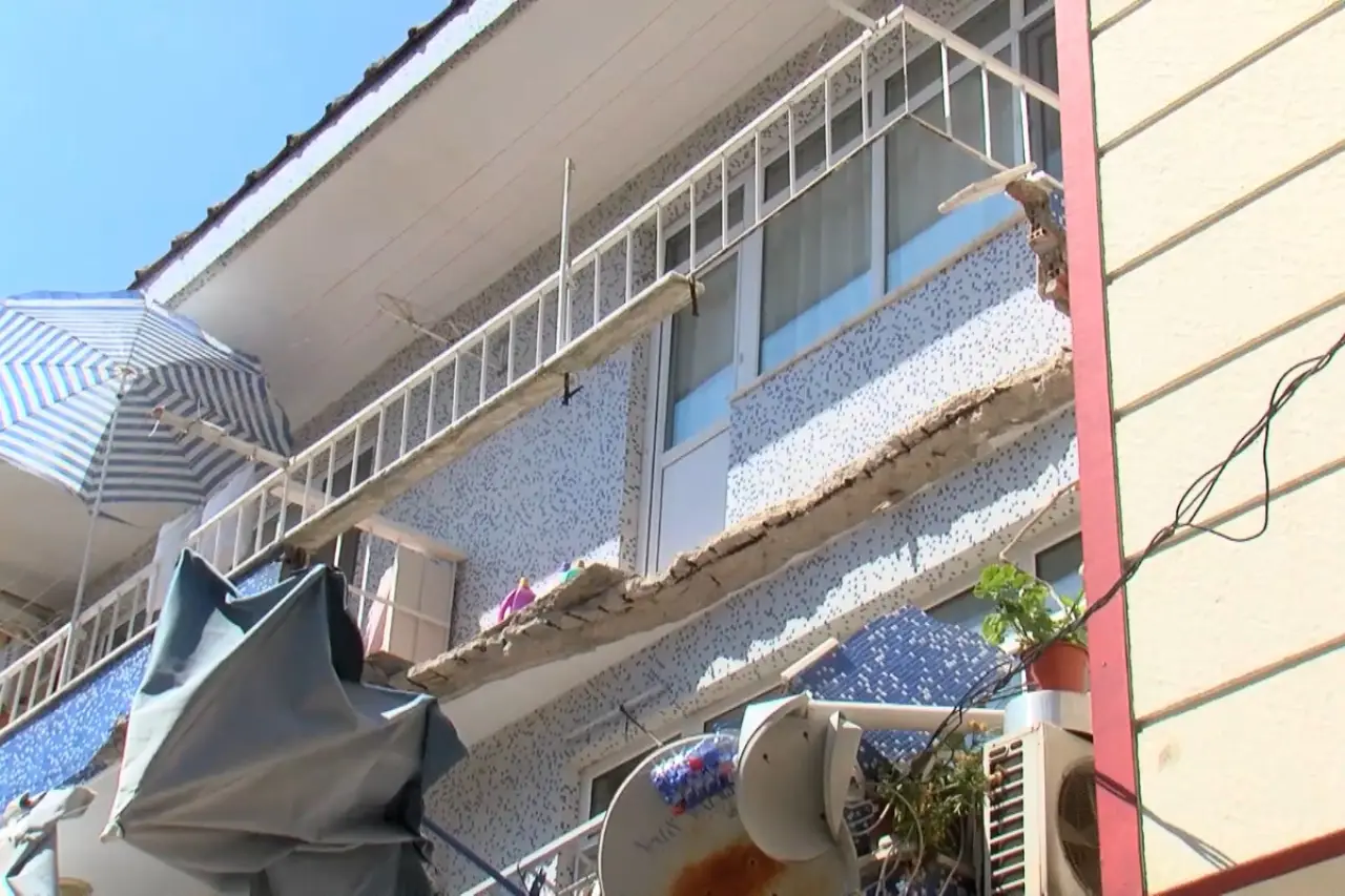 Ümraniye'de 2 katlı binadaki dairenin balkonu çöktü: Ölen veya yaralanan yok