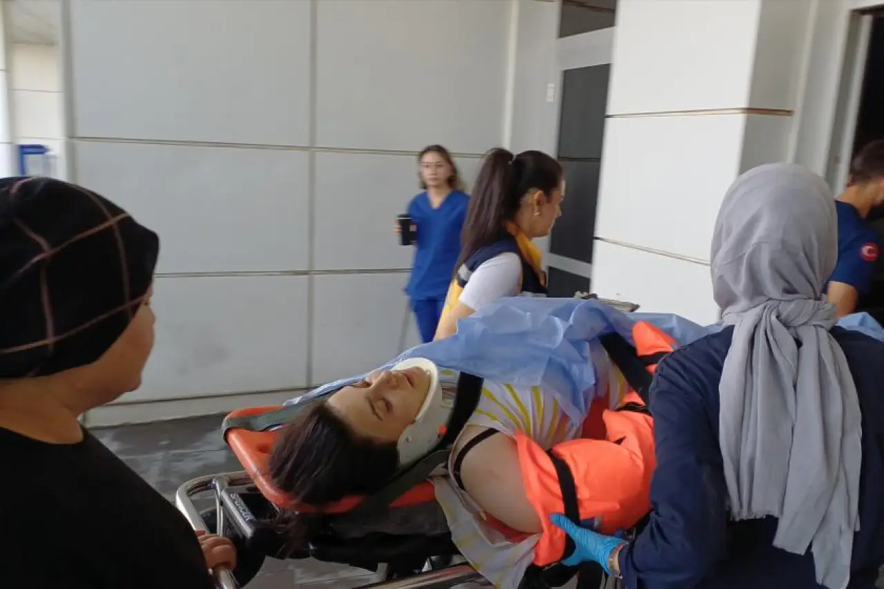 Aksaray'da iş kazası: Cam silerken 3'üncü kattan düşüp ağır yaralandı