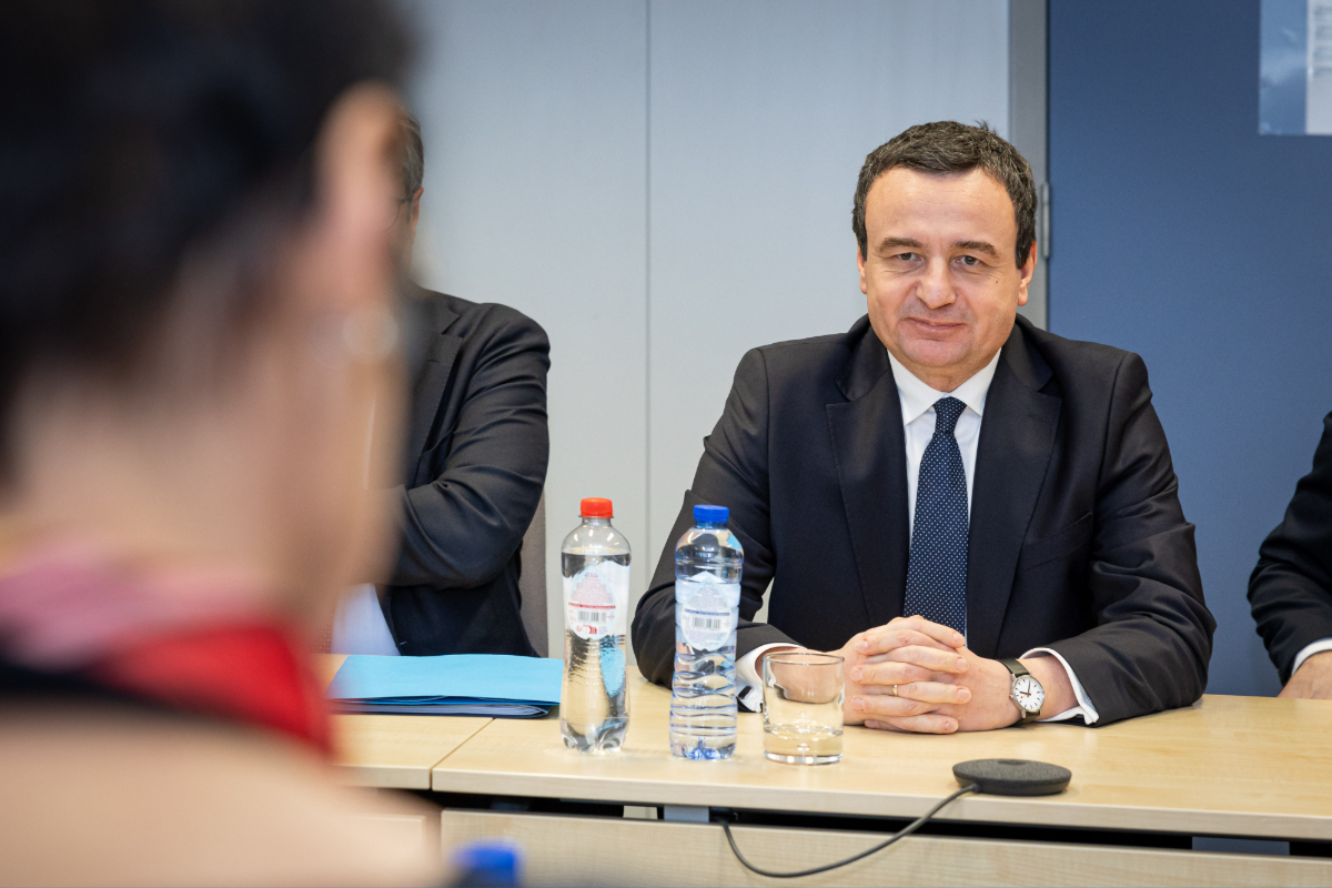 Kosova Başbakanı Kurti'ye mecliste yumurta fırlatıldı