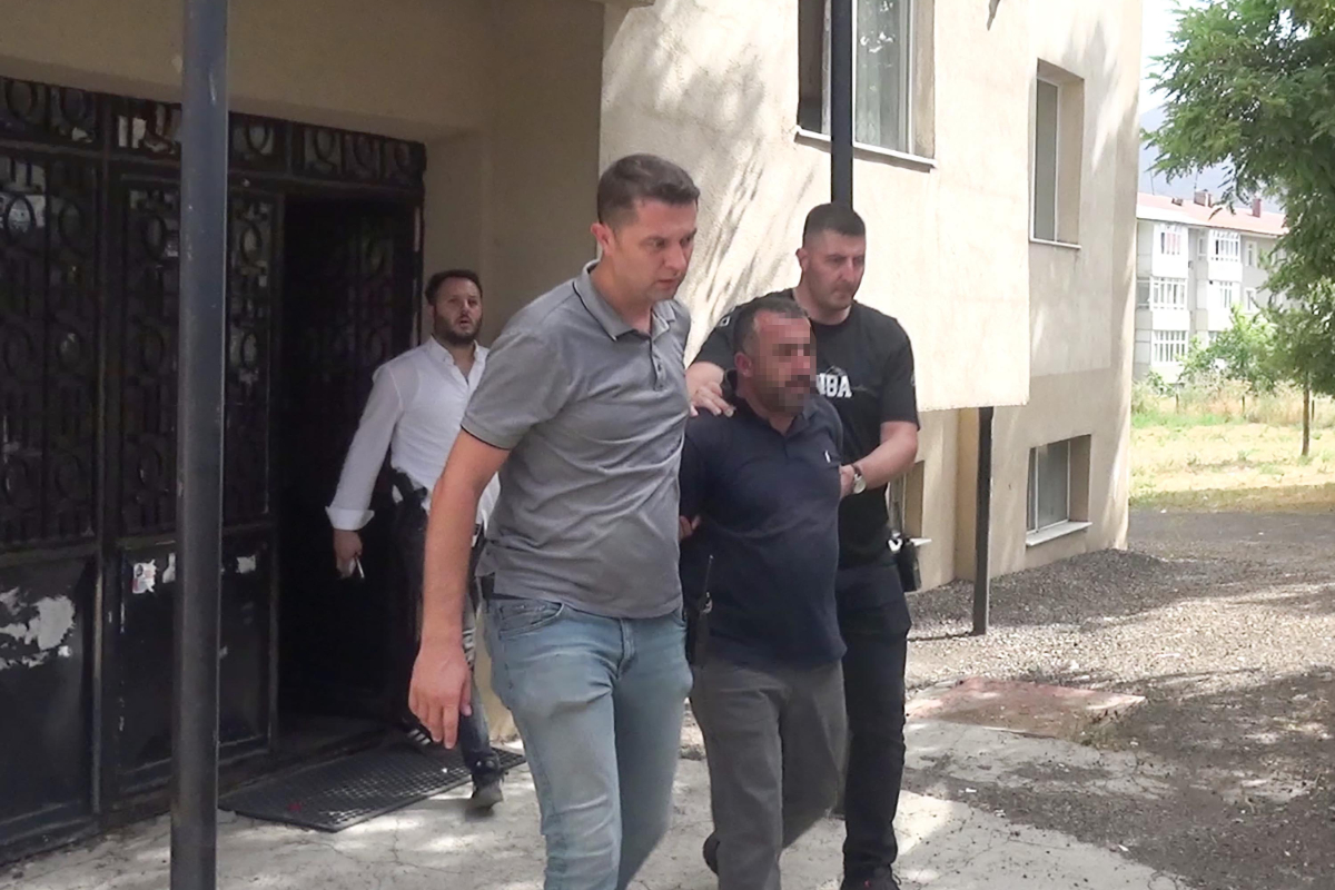 Eşini boşanmaktan vazgeçirmek için 2 çocuğunu alıkoydu