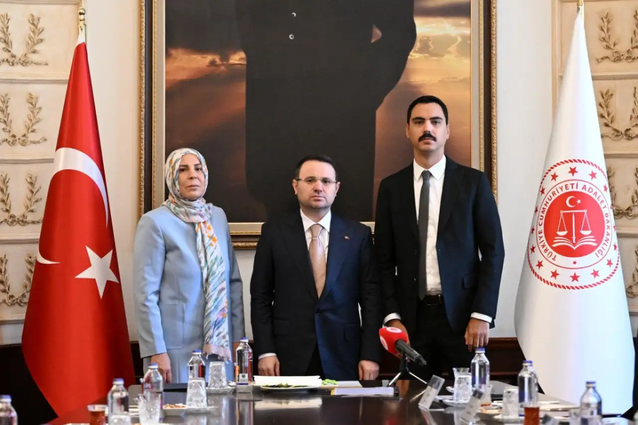 Akın Gürlek, Muhsin Yazıcıoğlu'nun ailesiyle görüştü