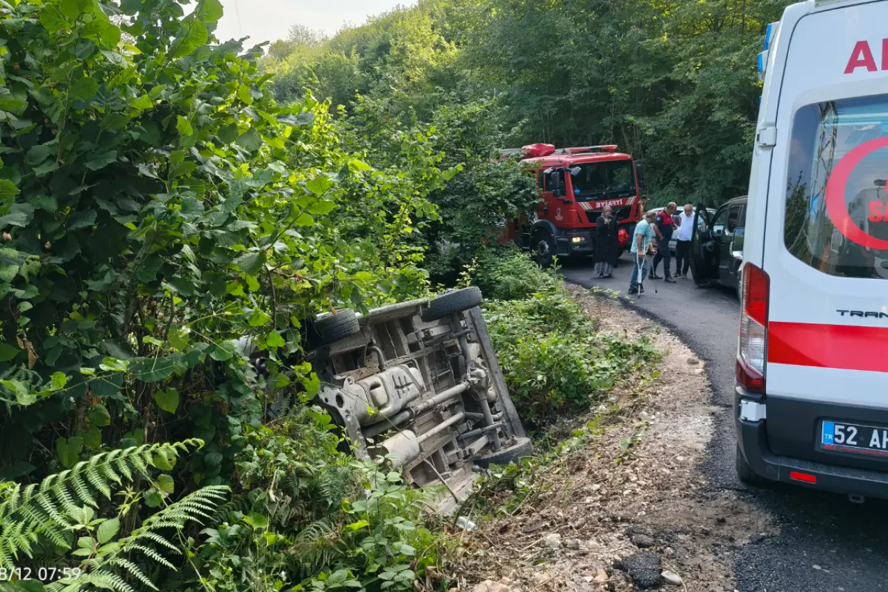 Fındık işçilerini taşıyan minibüs devrildi: 8 işçi yaralandı