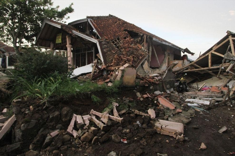 Endonezya'da 7,7 büyüklüğündeki deprem: Hayatını kaybedenlerin sayısı 51'e yükseldi