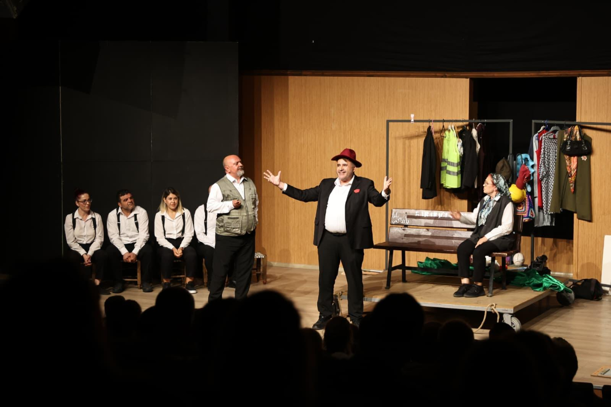 Karabağlar’ın ilk personel tiyatrosu sahnede: 'Bardakçı Baba' prömiyer yaptı