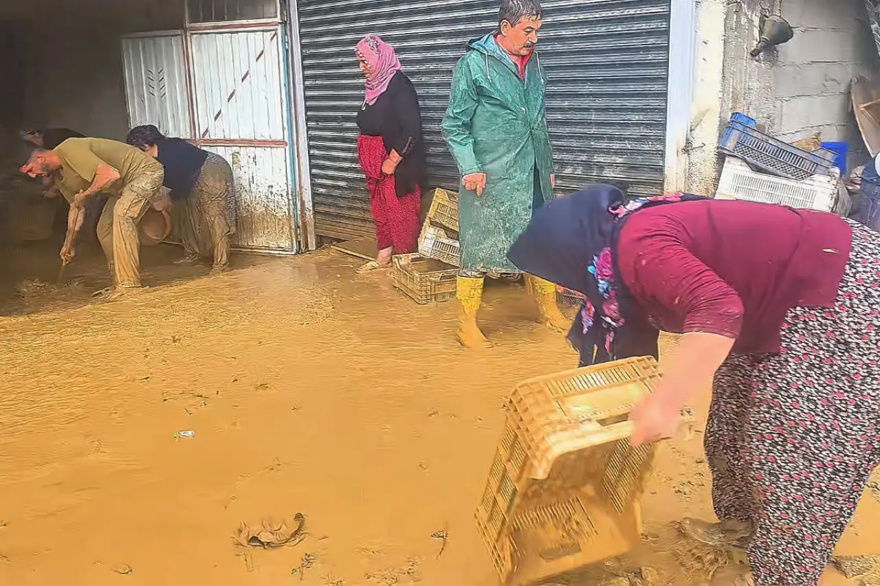 Malatya'da sağanak etkili oldu: Ev, depo ve ahırları su bastı