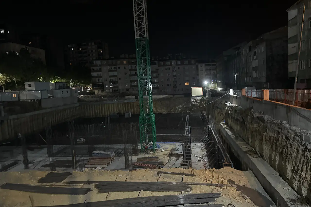 İnşaat kazısında toprak kaydı, yol çatladı: Sultangazi'de bir sokak trafiğe kapatıldı